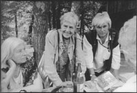 Inge Morath (Mitte), Renate Moszkowicz (links), Regina Strassegger (rechts) - FotgrafIn: Stojan Kerbler, Aufnahmejahr: 2001