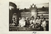 Apotheke in der Conrad v. Htzendorfstrae, 2. von links Mathilde Wiesler (Mutter von Inge Morath) - Aufnahmejahr: 1917