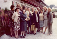 Gruppenfoto des Jahrganges 1921 - 1929 des Stdtischen Reform-Realgymnasiums in Graz (ehemaliges Mdchenlyzeum) aus dem Jahr 1974